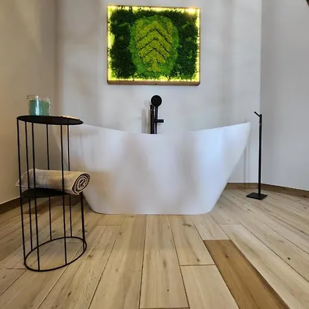 Lejlighed Pine & Wine Bathtub *