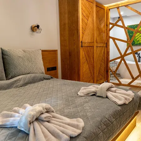 Pine & Wine Bathtub Apartment