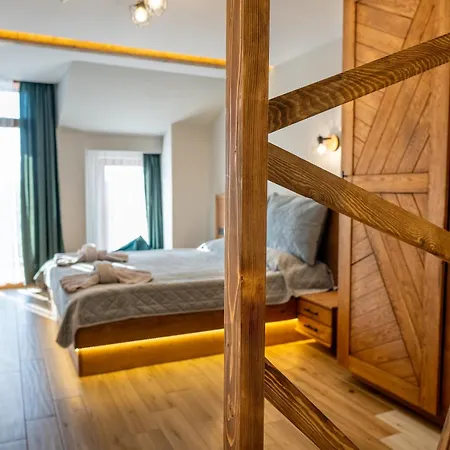 Apartment Pine & Wine Bathtub