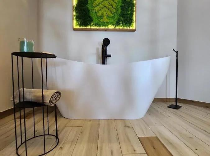 Apartment Pine & Wine Bathtub *