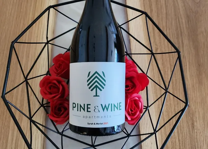 Pine & Wine Bathtub Apartment *